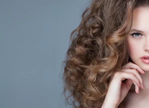 Retrato de estilo de moda de hermosa mujer delicada con rizado largo — Foto de Stock