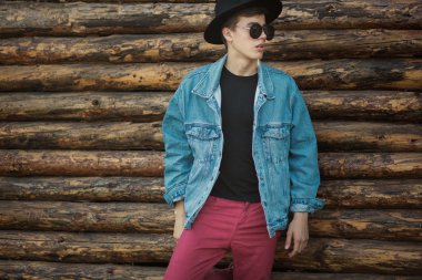 Aşk vearing şık şık Jeans poz seksi genç Çift 