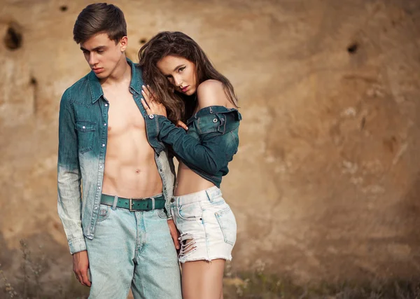 Сексуальная молодая пара влюблённая в стильные модные джинсы, позирующие — стоковое фото