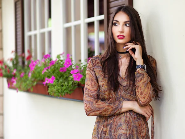 Bella donna elegante in abito romantico sopra il muro con flo — Foto Stock