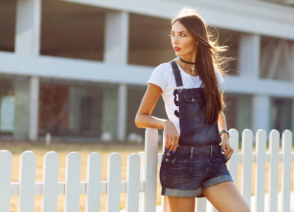 Street fashion photo of young beautiful woman in casual jeans sh — Stock Photo, Image