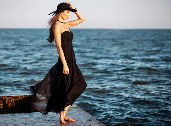 Retrato de moda de uma bela mulher elegante em vestido de seda longa — Fotografia de Stock