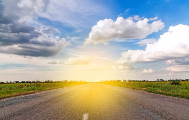 Yol güneşe. Güzel sarı alan kırsal manzara