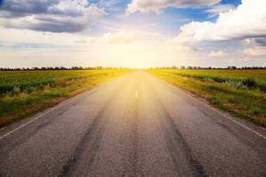 Boş yol ile hafif hareket bulanıklığı ile güzel manzara.