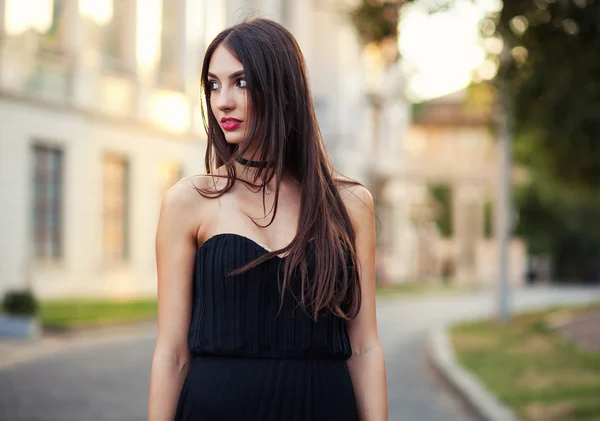 Zomer buiten porttrait vrij elegante meisje poseren op — Stockfoto