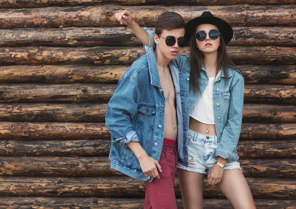Hipster joven pareja en moda casual jeans ropa posando encima — Foto de Stock