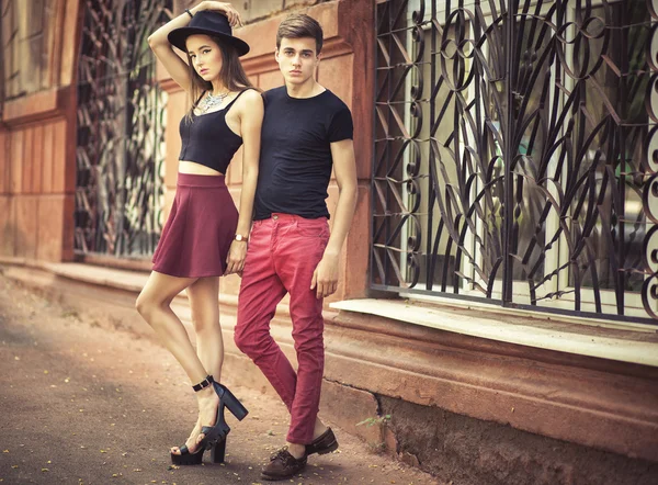 Retrato de moda de jovem belo casal na moda em clo casual — Fotografia de Stock