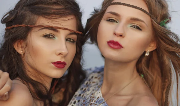 Retrato vintage de dos hermosas mujeres en estilo boho mirando — Foto de Stock