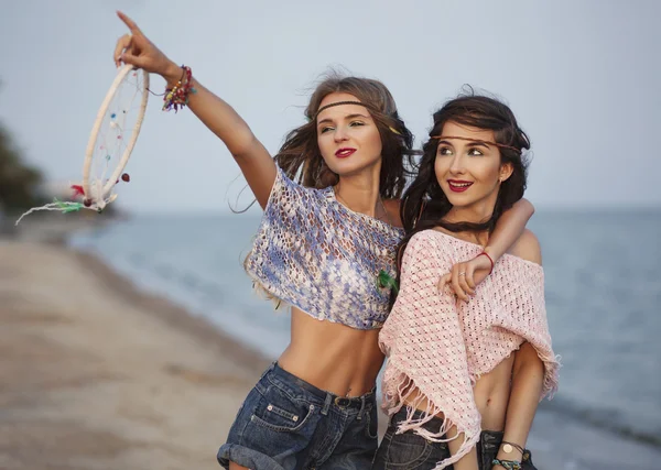 Boldog portréja két fiatal boho nő a tengeren, mutatja a — Stock Fotó