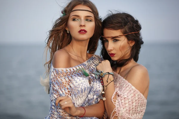 Dos hermosas chicas en el estilo boho de la moda en el mar . — Foto de Stock