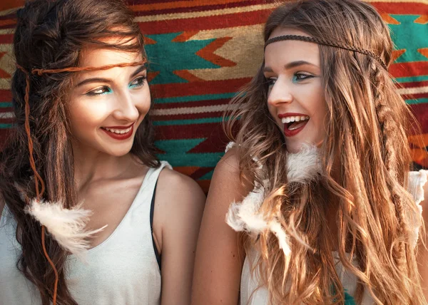 Gülen ve having fun iki güzel hippi kız portresi, — Stok fotoğraf