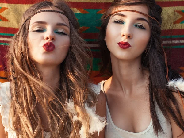 Retrato de chicas hippie con estilo divirtiéndose y enviar un beso sobre e — Foto de Stock