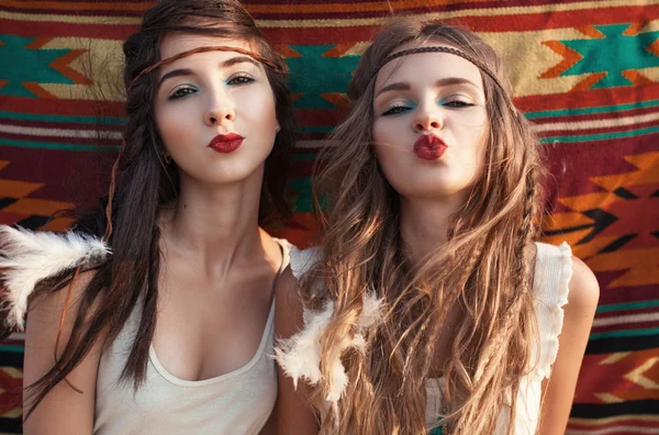 Portrait of Stylish hippie girls having fun and send kiss over e — Stock Photo, Image