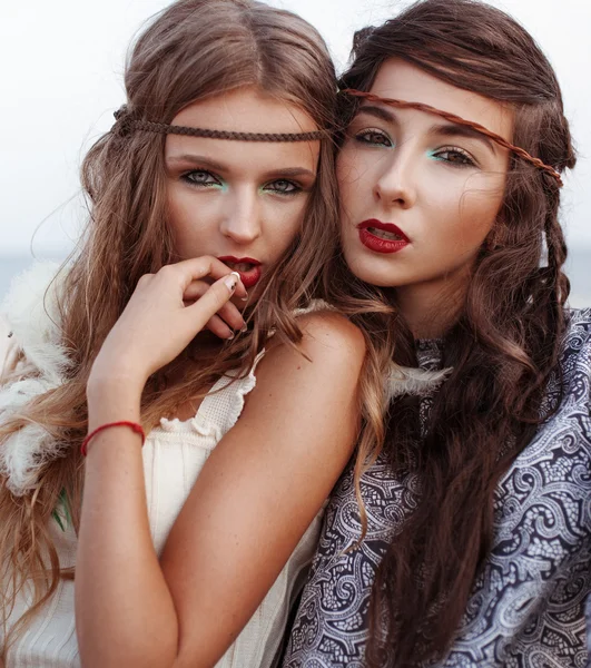 Mode portret van twee hippie meisjes buiten. — Stockfoto