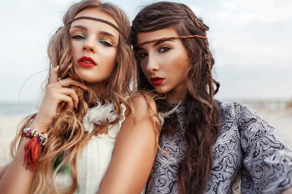 Két gyönyörű hippi cmegtanítsanak lányok teszik ki, és a frizura loo — Stock Fotó