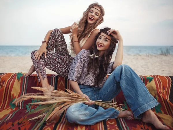 Retrato de chicas hippies con estilo divirtiéndose en el lado del mar. Boh. — Foto de Stock