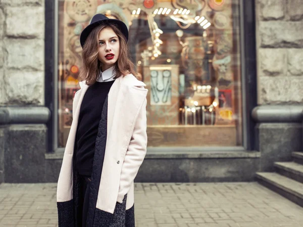Pouliční móda foto. Krásná mladá žena v oversize kabát a — Stock fotografie