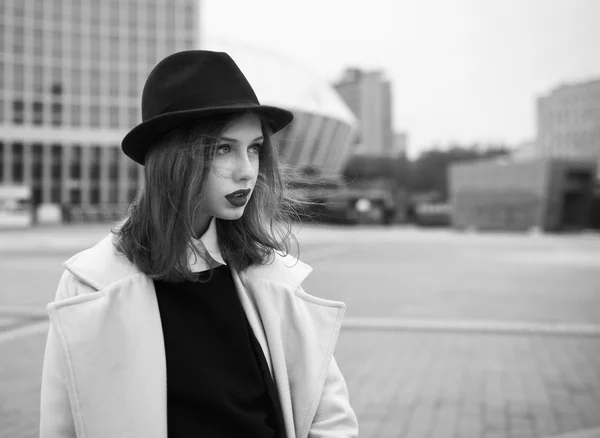 Portret van jonge mooie vrouw met hoed wandelen in het cit — Stockfoto