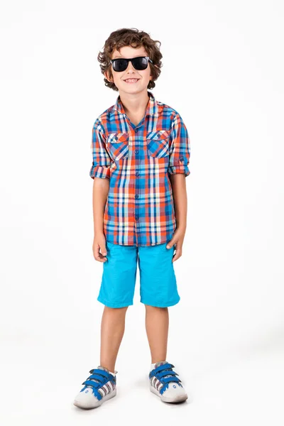 Щасливий і усміхнений маленький хлопчик у модній сорочці та сонцезахисних окулярах — стокове фото