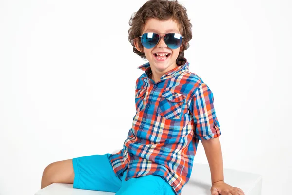 Šťastné a roztomilý funny módní malého chlapce v modré košile — Stock fotografie