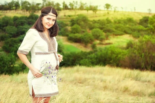 Beautifu joven y feliz mujer embarazada que gobierna la naturaleza en el p — Foto de Stock