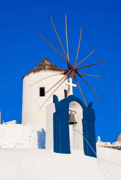 Pictorial old traditional windmill in Oia the most beautiful vil — Stock Photo, Image