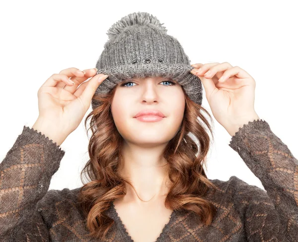 Pretty young woman with beautiful blue eyes smiling  in grey hat — Stock Photo, Image