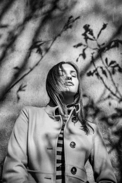 Seksi genç kadın ceket açık ovef duvar ile güzel poz — Stok fotoğraf