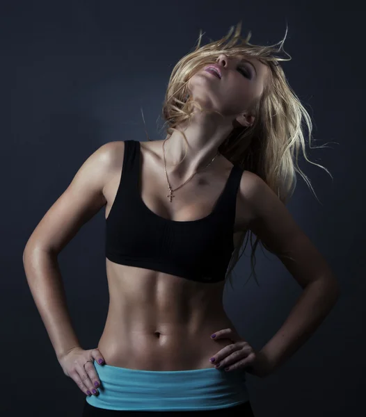 İyi eğitimli vücudu dalgalı saç shoing ile sarışın kadın spor bir — Stok fotoğraf
