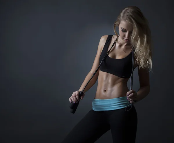 Çekici seksi fitness kadın, eğitimli kadın bedeni portresi, 