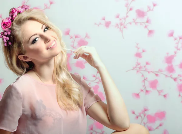 Güzel genç ve seksi şehvetli sarışın glamourous kız yüzünden PIN