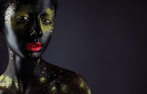 Arte make up.Woman retrato com criativo preto make up, lábios vermelhos — Fotografia de Stock