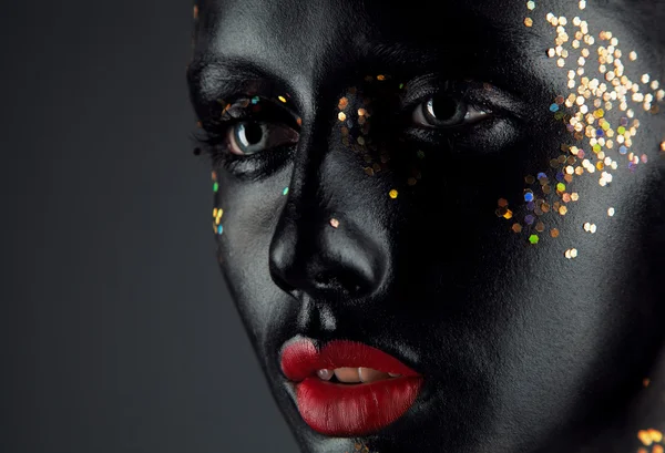 Arte make up.Woman retrato com maquiagem criativa, rosto preto, re — Fotografia de Stock