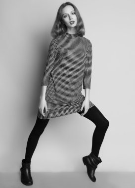 Moda portre rahat dres genç güzel kadın modelinin