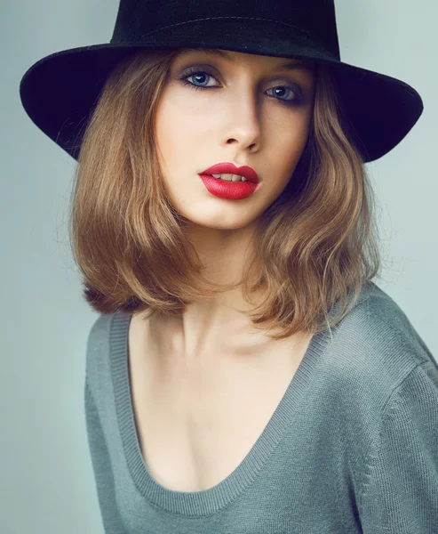 Pretty young woman in black hat with perfect mae up. Red lips an — Stock Photo, Image