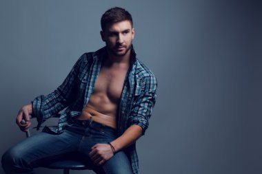 Moda portre rahat kıyafet genç adam.