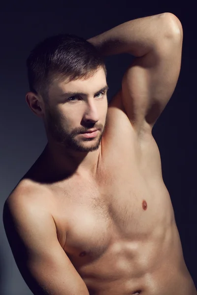 Portrét nahé svalová fitness mužského modelu. — Stock fotografie