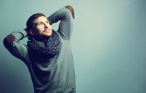 Retrato de belo jovem na moda camisola casual e cachecol — Fotografia de Stock