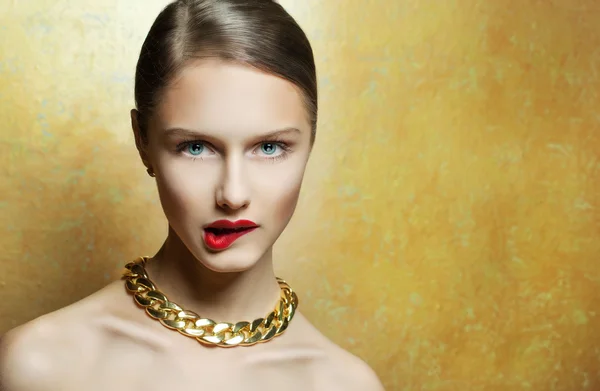 Гламурная сексуальная молодая женщина с идеальным макияжем с золотой шеей — стоковое фото