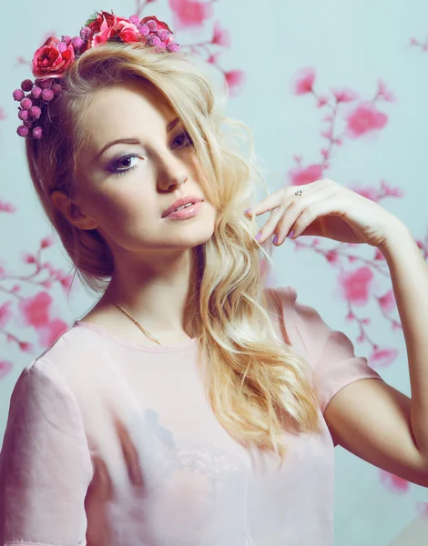 Retrato de una hermosa mujer rubia con flores en el pelo. F — Foto de Stock