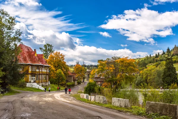 Schöne Landhäuser neben der Straße. Sonnenschein und blauer Himmel — Stockfoto