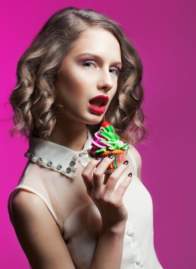 Güzel genç kadın temiz taze ciltle mükemmel yapmak ve