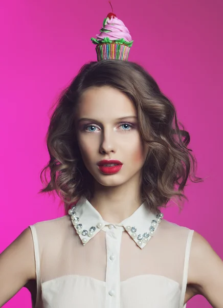 Glamouros portrait ot young pretty girl with a cake over bright — Stock Photo, Image