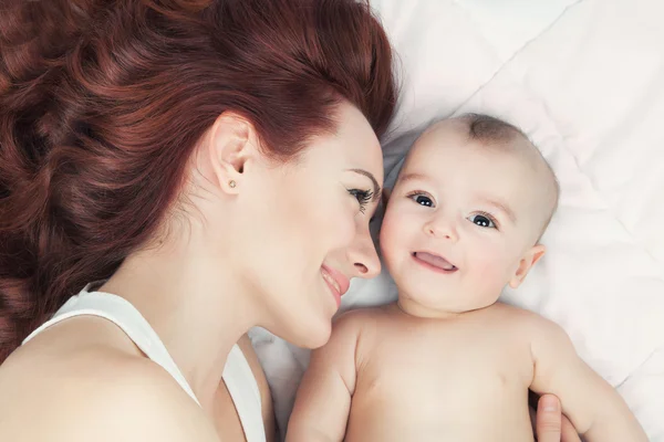 Mutlu aile comcept. Genç anne ve bebek gülümseyen ve hugg