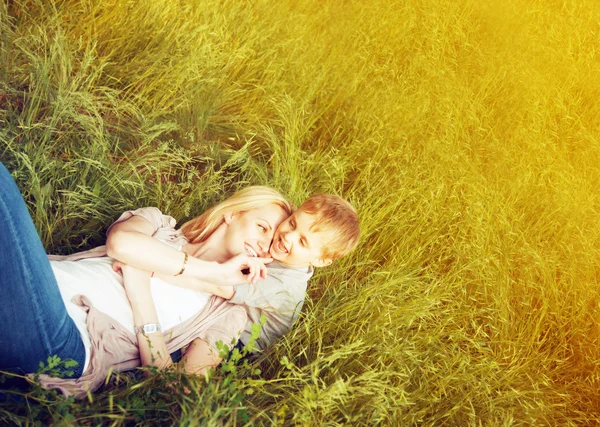 Concepto familiar feliz. Madre y su hijo disfrutando del verano a — Foto de Stock