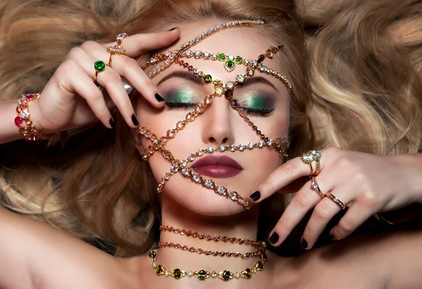 Sanat portrain kadının glamout makyaj ve moda takı.