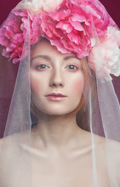 Zartes Porträt einer Frau in Frühlingsblumen. — Stockfoto