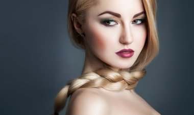 Saç örgü. Sağlıklı uzun saçlı güzel kadın. Kuaför