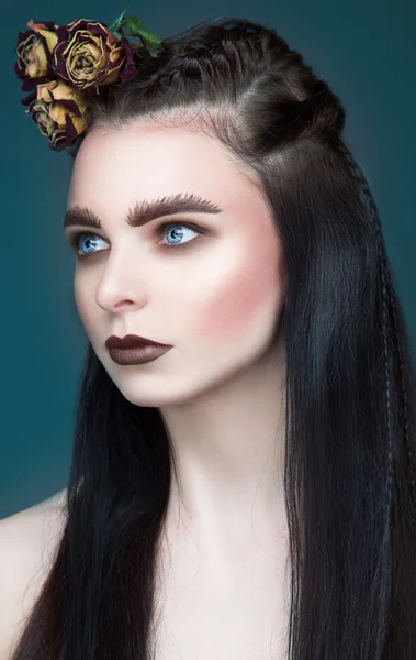 Retrato de mujer hermosa con maquillaje gótico . — Foto de Stock