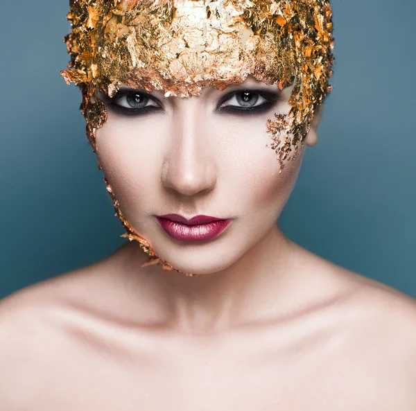 Arte portrain de mujer de moda con sombrero od lámina de oro . —  Fotos de Stock